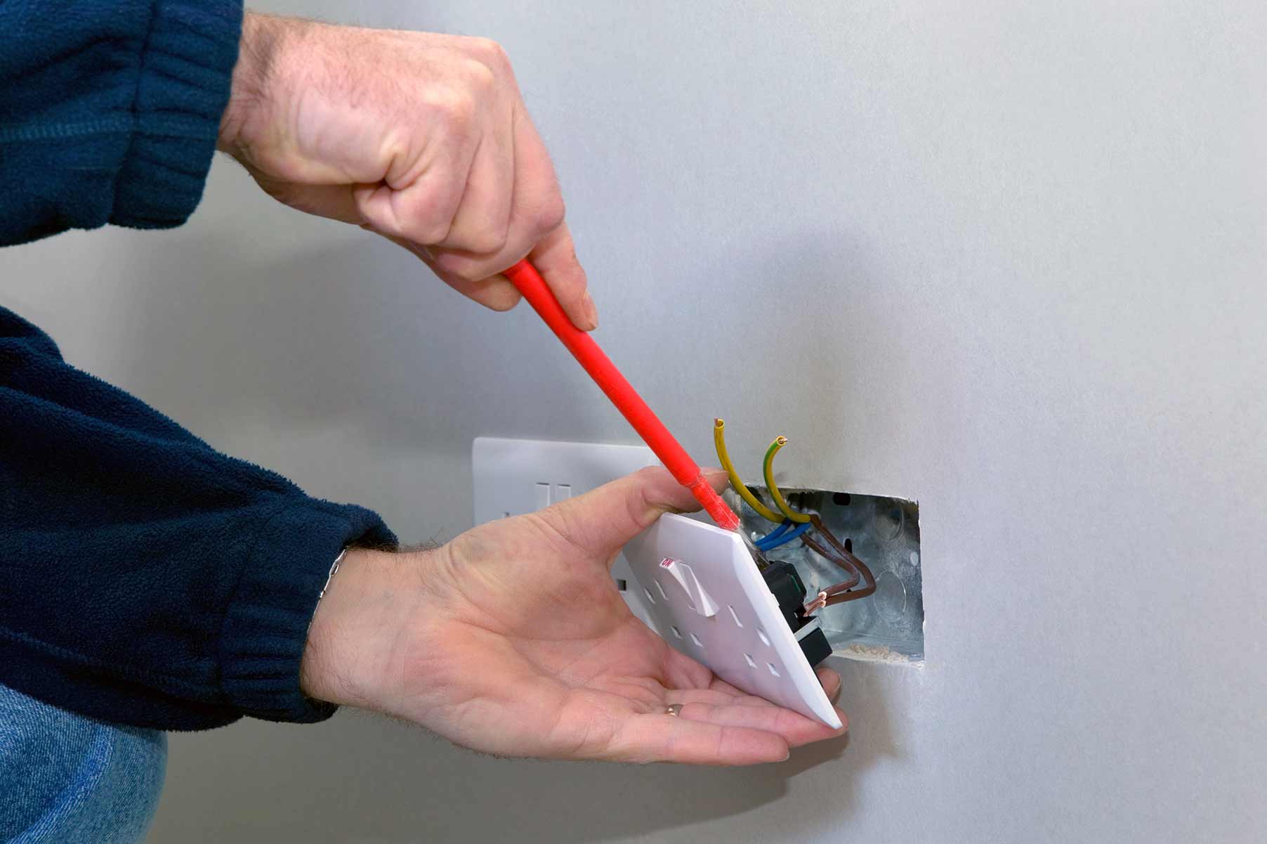 Our electricians can install plug sockets for domestic and commercial proeprties in Dunstable and the local area. 